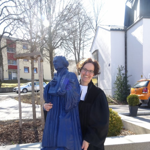Pfarrerin Cleve mit Martin Luther